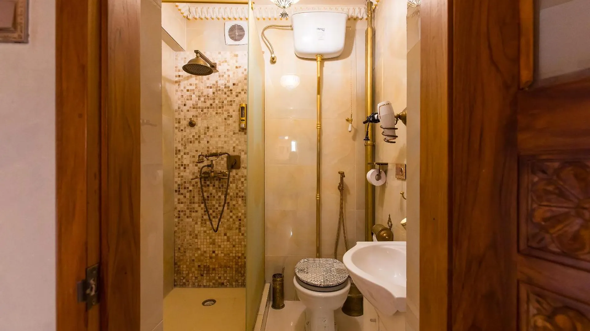Appartamento Hidden Gem Antique Apt With Stunning City Views Bucarest